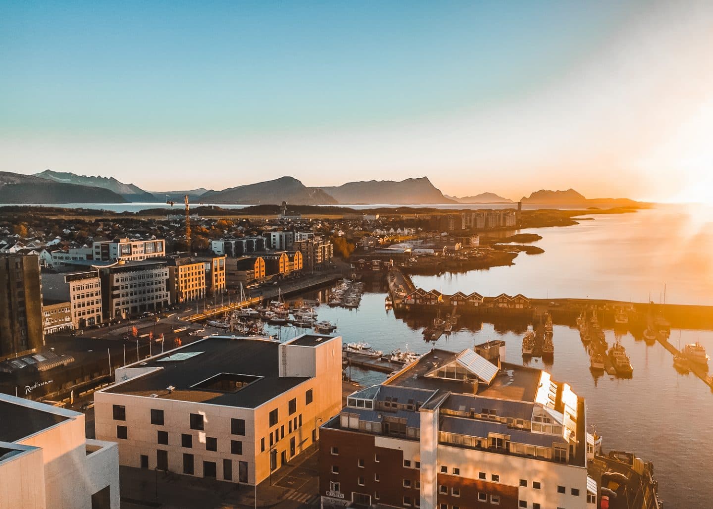 Bodø sentrum og havn sett fra luften